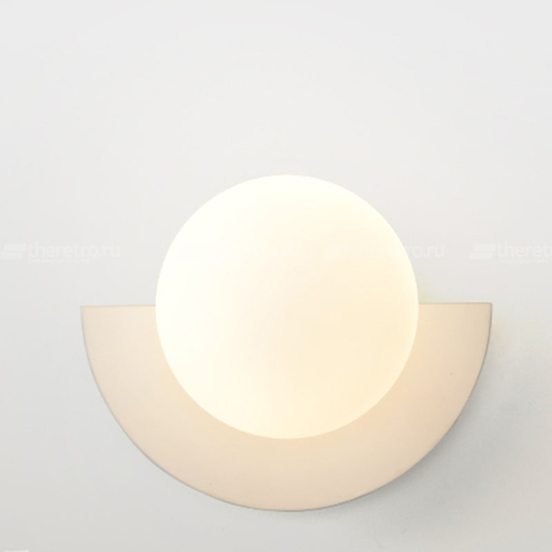 Серия настенных светильников с белым шарообразным плафоном и декоративным цветным элементом ORSA  фото 1